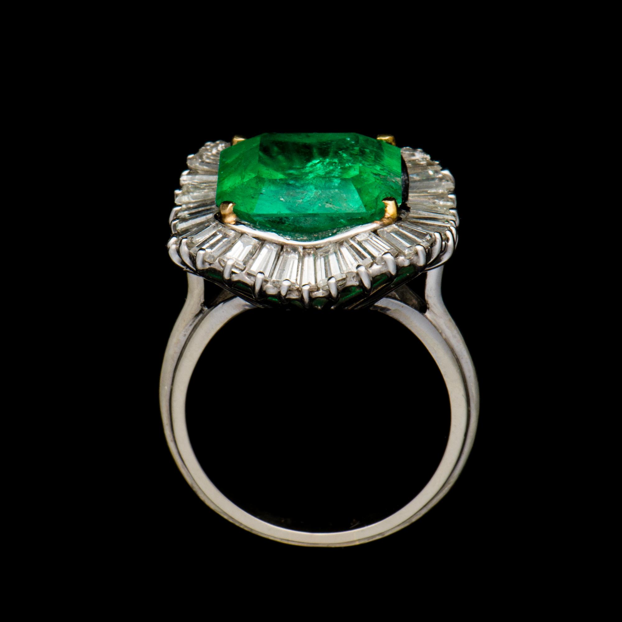 RING, 18K vitguld, smaragd, baguetteslipade diamanter. Vikt ca 7,6 g.