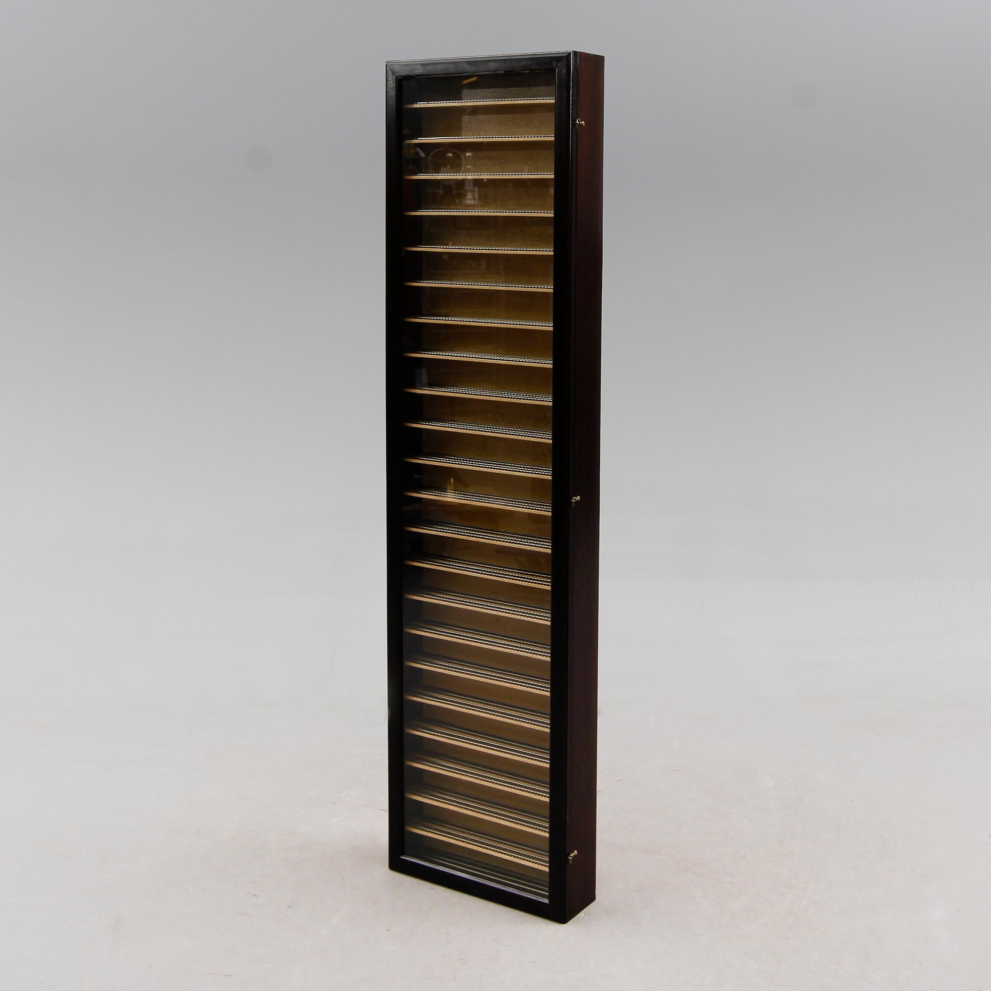 VÄGGVITRINSKÅP, 1900-talets andra hälft.