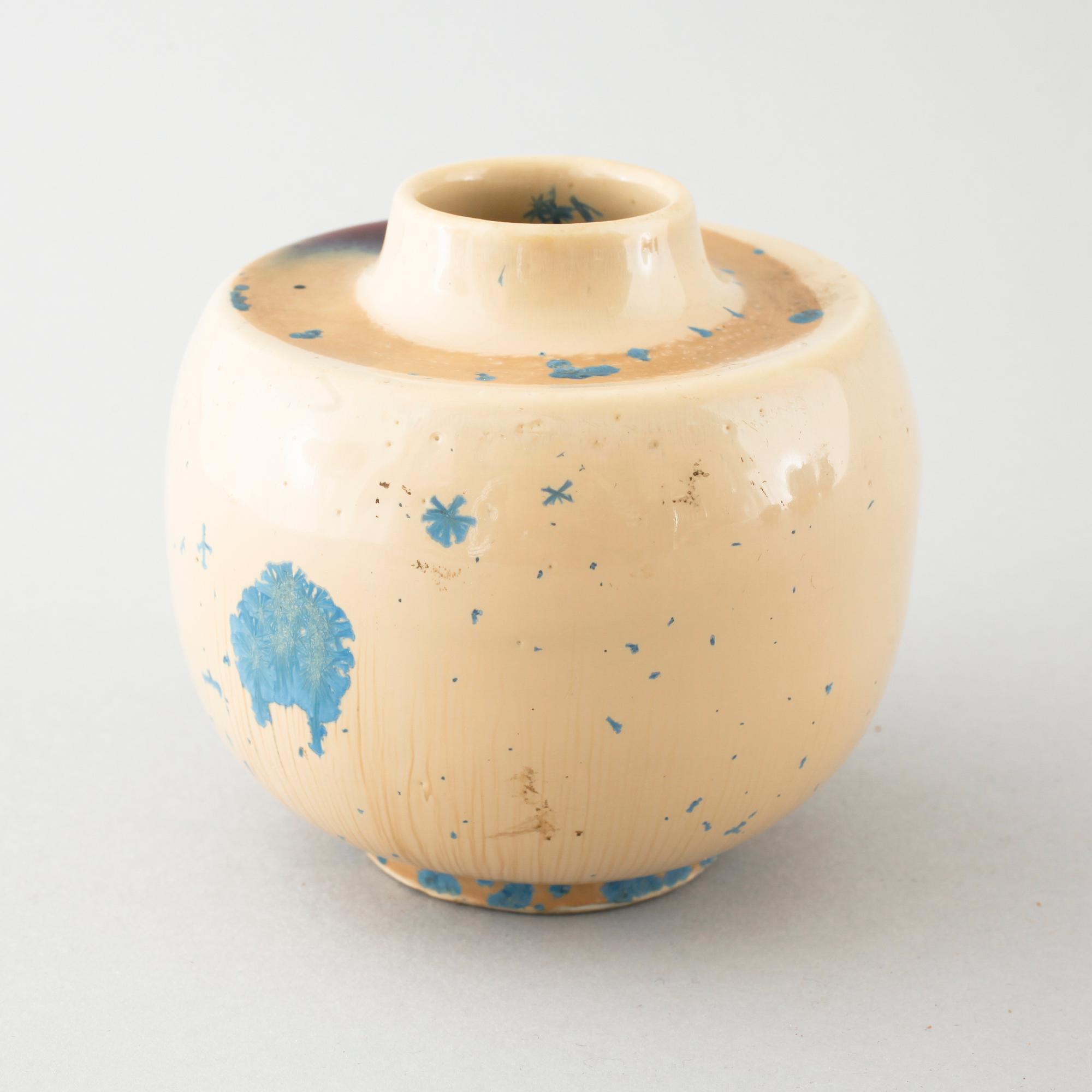 Six pieces of ceramic designed by Gunnar Nylund, Carl-Harry Stålhane and Arne Bang among others.