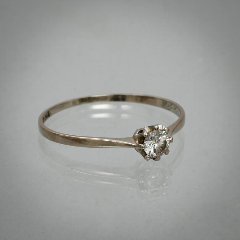 RING, 18k vitguld med briljantslipad diamant ca 0,16 ct. Vikt 0,9 g.