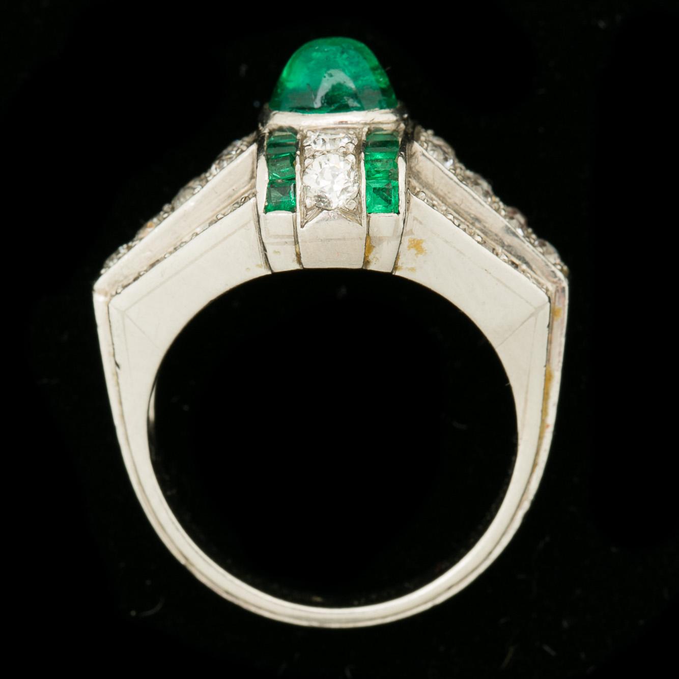 RING, 18k guld med cabochonslipad smaragd samt gammalslipade diamanter ca 0,50 ct. Vikt ca 10 g.