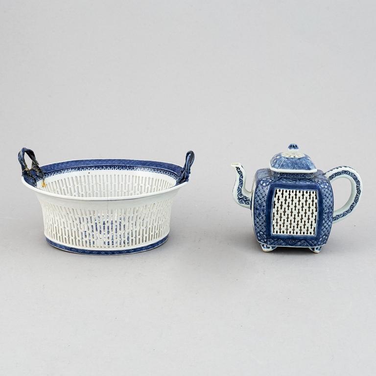 A blue and white chesnut basket and a tea pot with cover, Qing dynasty, 18th Century.