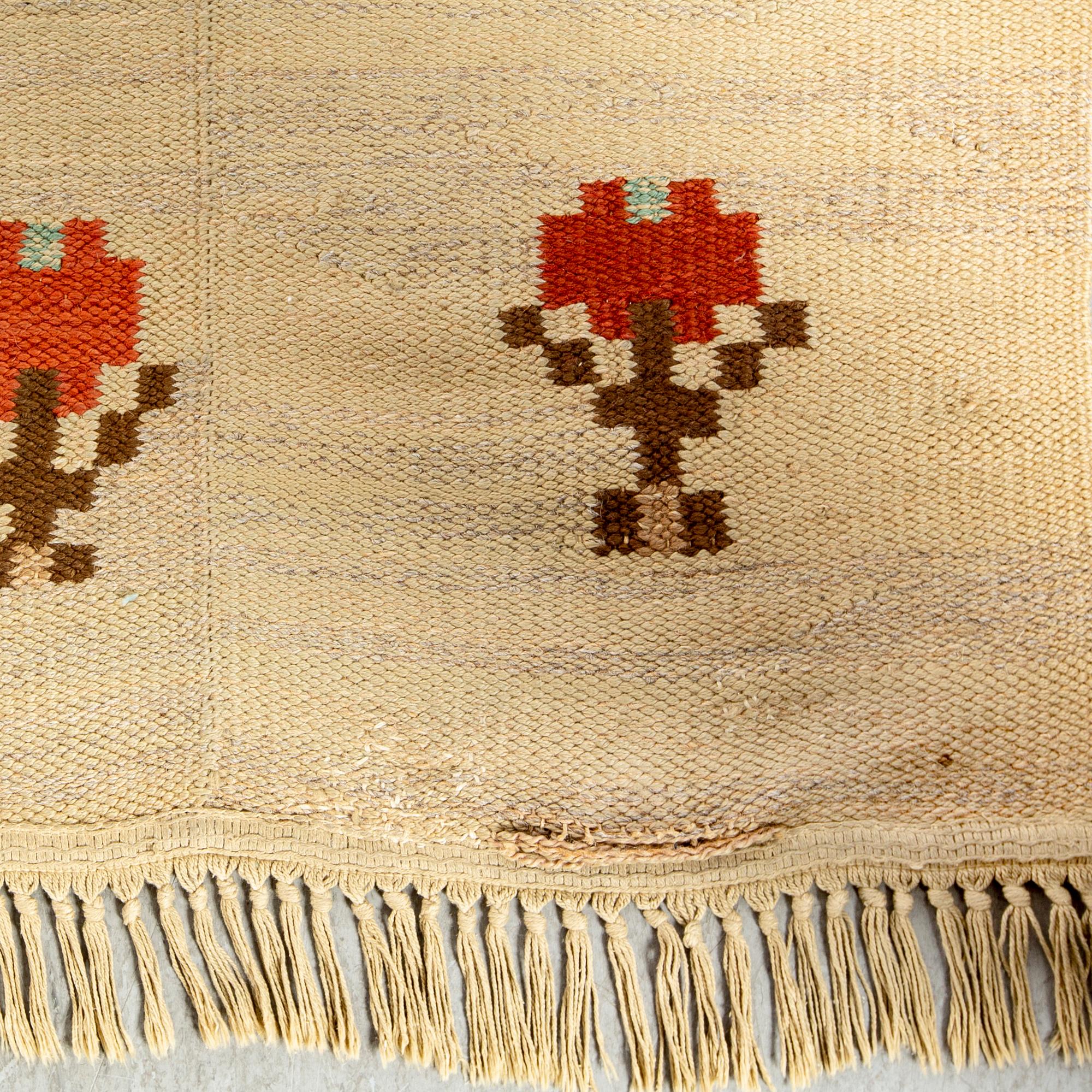 A Swedish 1940's Art Deco flat weave carpet ca 404 x 279 cm.