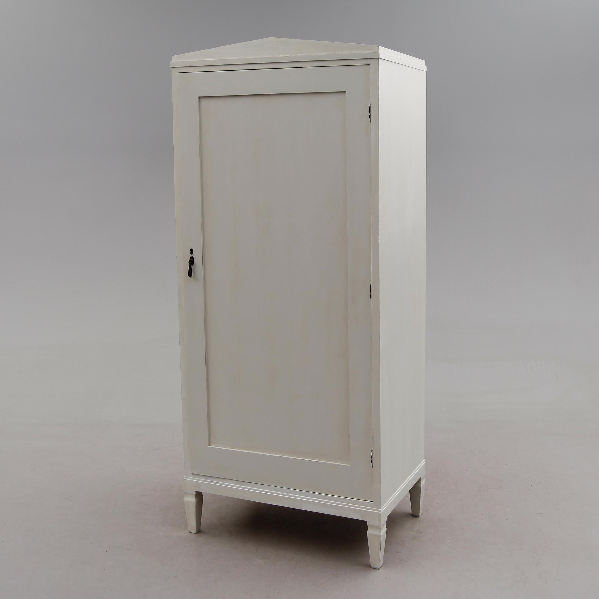 KLÄDSKÅP, 1900-talets första hälft.