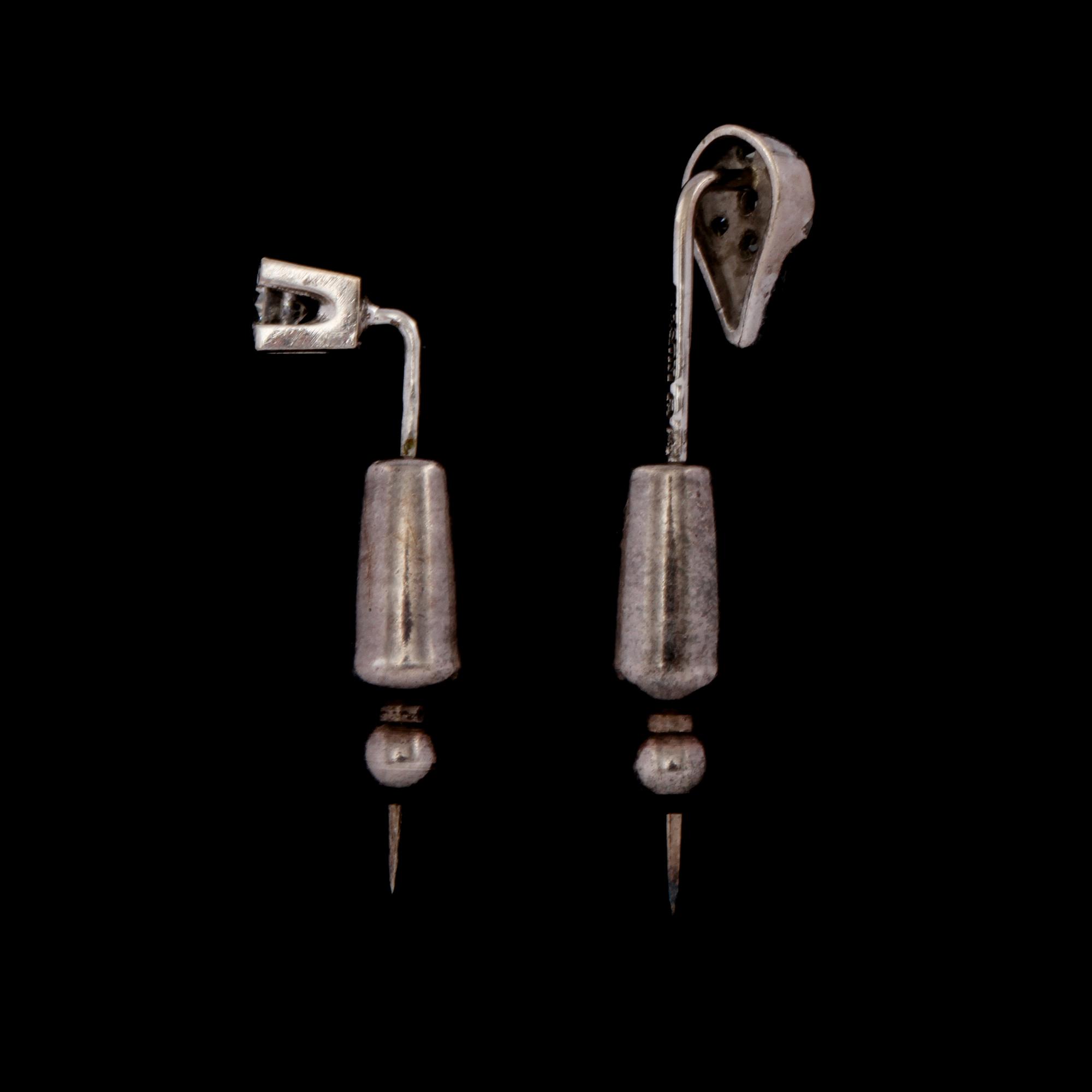 KRAVATTNÅLAR, 2 st, 18k vitguld med briljant och åttkantslipade diamanter, 1900-talets andra hälft. Vikt 4 g.