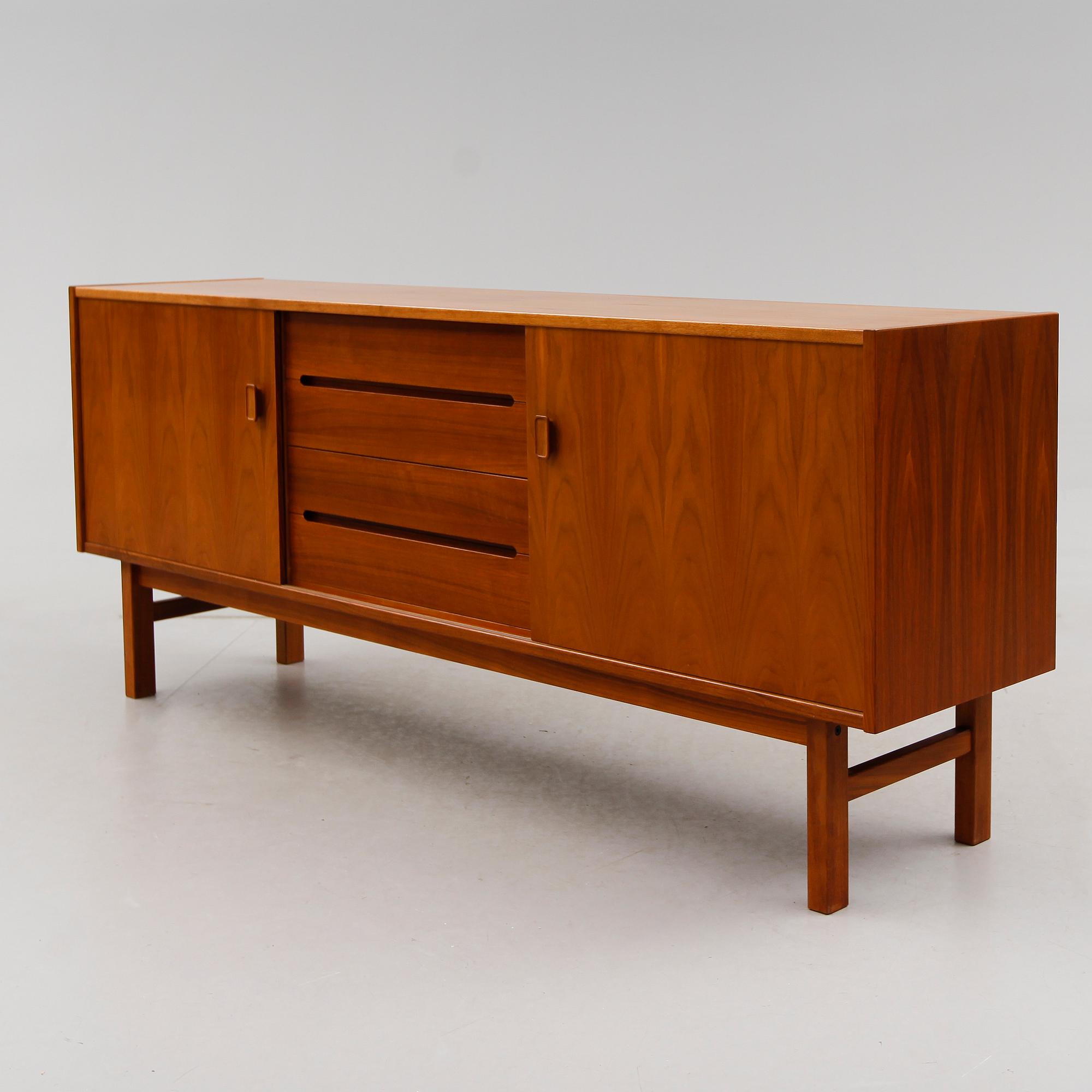 SIDEBOARD, "Arild", Nils Jonsson för Troeds, Bjärnum, 1900-talets andra hälft.