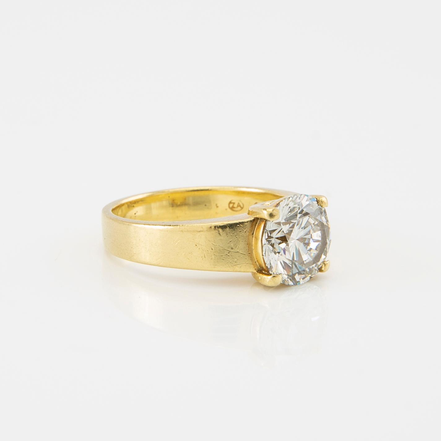 An 18K gold solitaire ring set with an approx. 2.14 ct round brilliant-cut diamond.