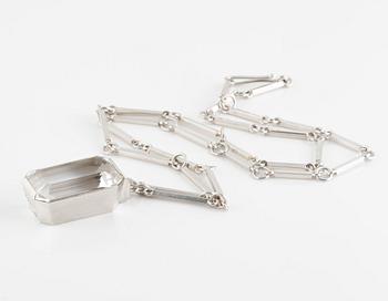 HALSSMYCKE, sterlingsilver med fasettslipad bergkristall, Wiwen Nilsson, Lund, 1942. Vikt 37,8 gram.