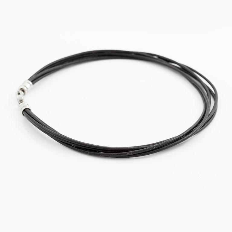 Bulgari collier läder med stållås.