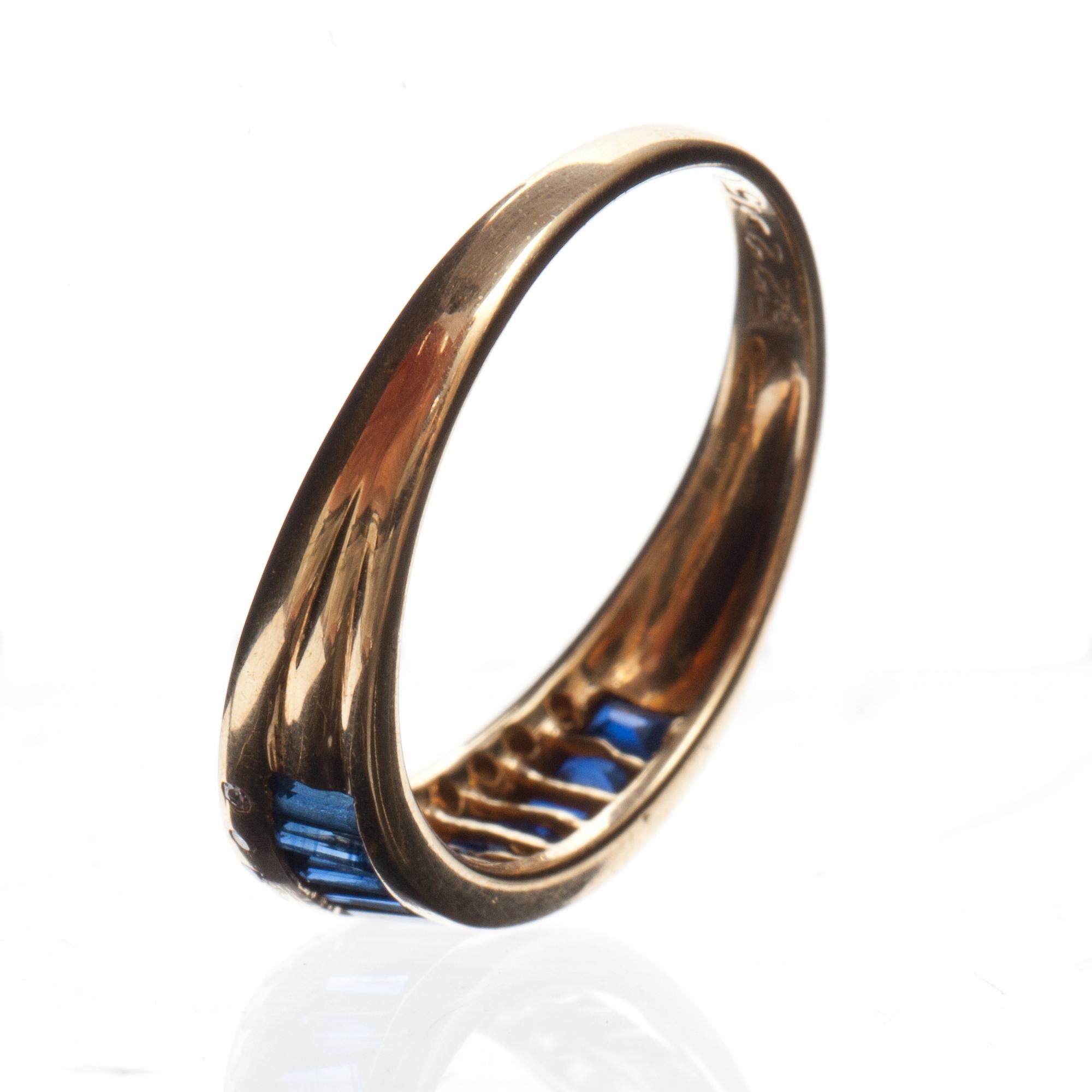 RINGAR, 3 st, 18k guld, besatta med safirer och smaragder, diamanter. Total vikt 14 g.