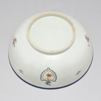 BÅLSKÅL, kompani/vapenporslin. Qingdynastin, Qianlong (1736-95).