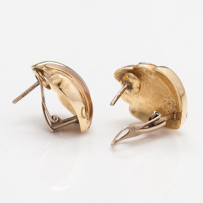 A ring and a pari of earrings made of 14K gold.