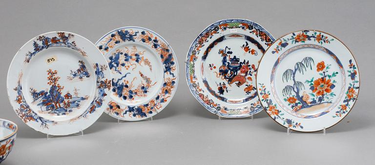 TALLRIKAR, 4 st, samt SKÅLAR, 2 st, porslin, Kina, 1700-tal.