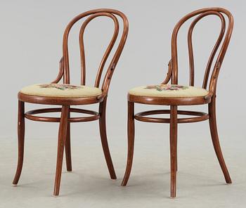 STOLAR, ett par, Thonet, etikettmärkta. omkring år 1900.