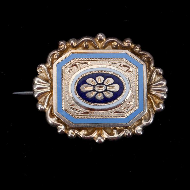 RINTAKORU, kultaa 18K, emalointikoristelu. Gustaf Lönnqvist, Porvoo 1860. Paino 4,1 g.