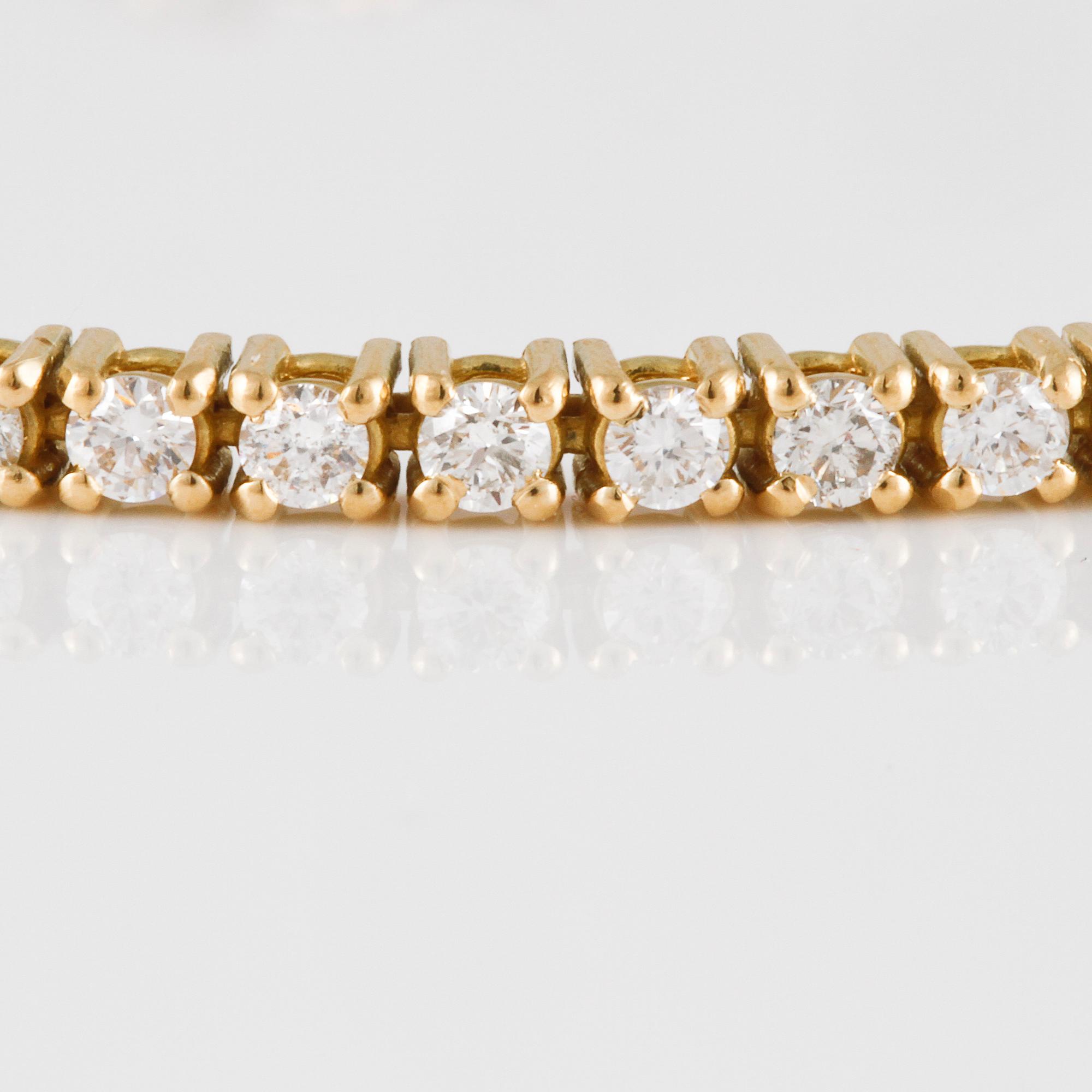 ARMBAND, 18K guld med briljantslipade diamanter ca 2.71 ct. Vikt  10,0 gram.