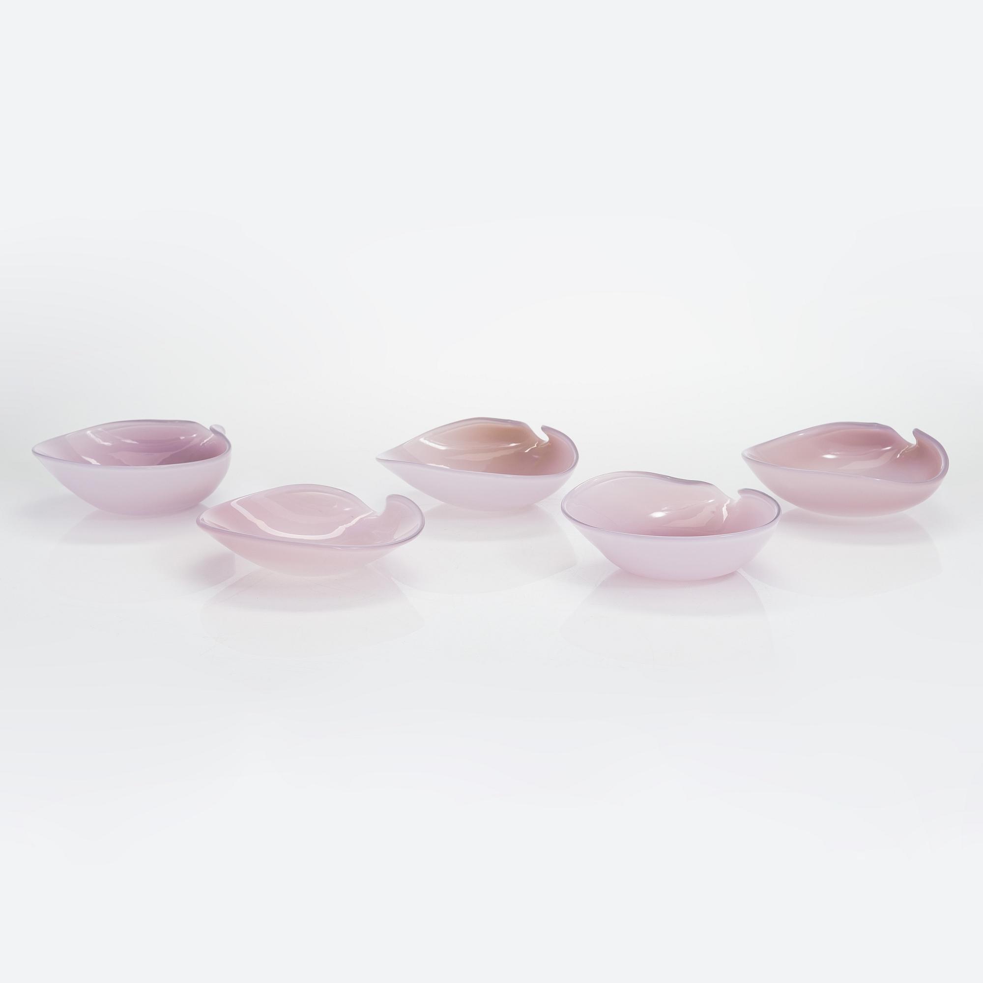 Kaj Franck, a set of five art glass bowls, model 3318, 'Näkinkenkä', signed K. Franck, Iittala.