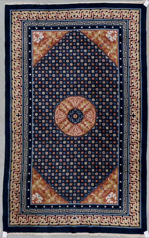MATTA, Kina. Semiantik/old. Ca 243x153 cm.