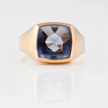 RING, 18K guld  med checkerslipad syntetisk blå safir. Vikt 5,4 gram.