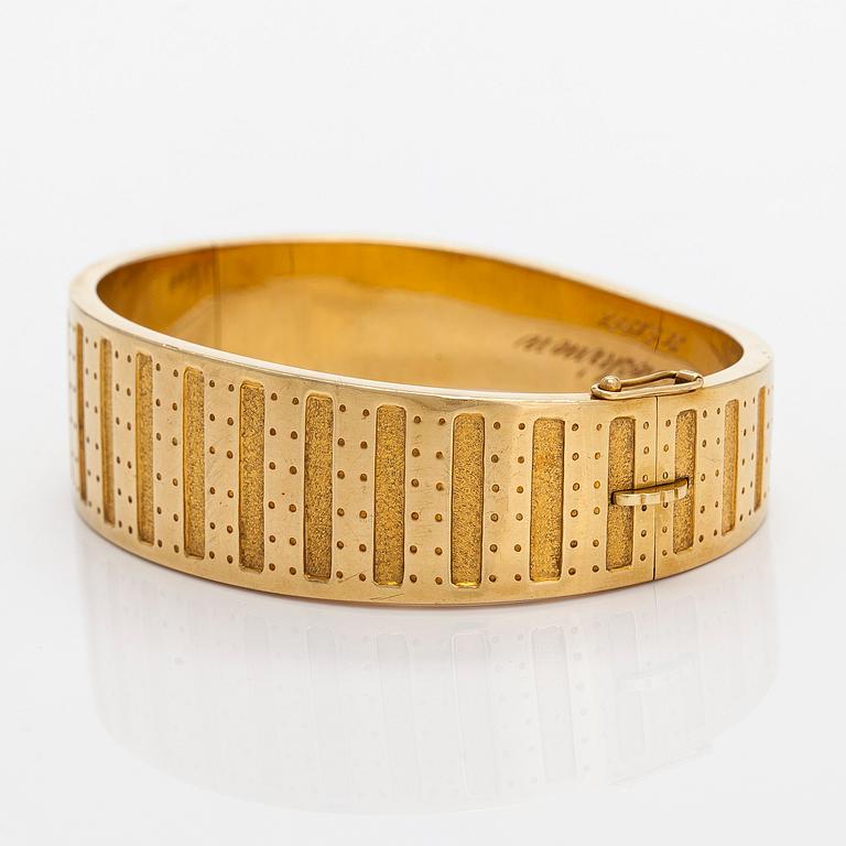 Kalevala Koru, an 18K gold bangle 'Metsäpirtti', Helsinki 1957.