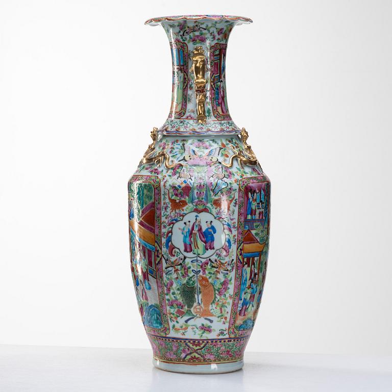 VAS, porslin. Qingdynastin, Kanton, 1800-tal.