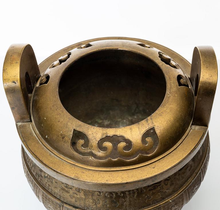 A large tripod copper alloy censer, 17th/18th Century.