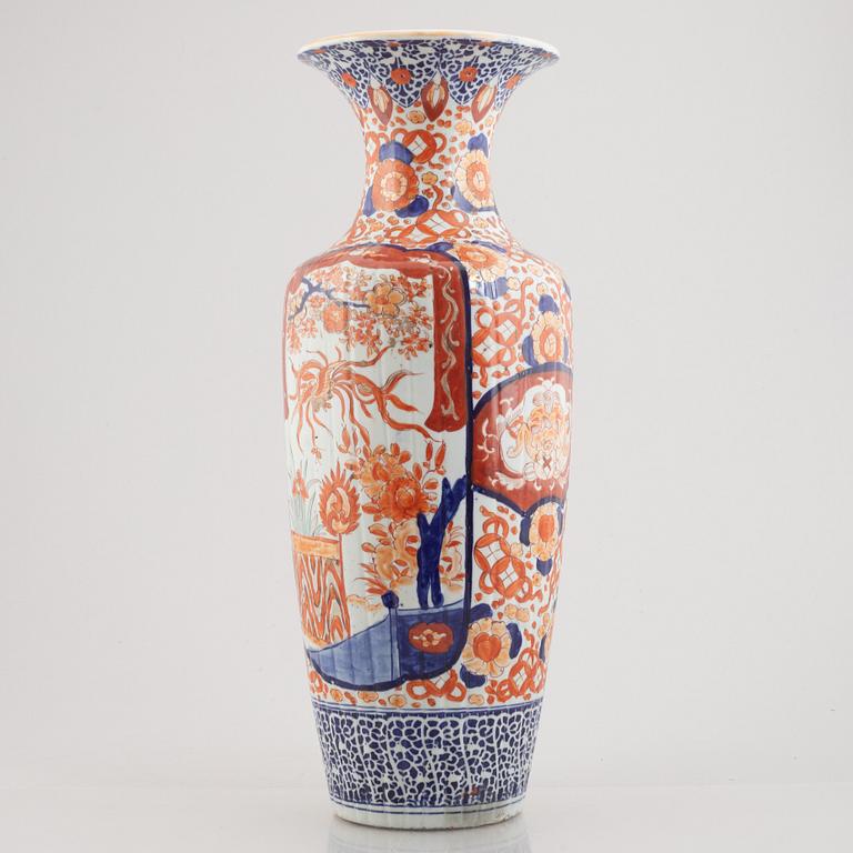 An Imari porcelain floor vase, Japan, early 20th century.