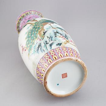 VAS, porslin. Kina, 1900-tal.