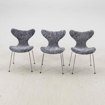 Arne Jacobsen, a set of six "Måsen/Liljan" sheepskin chairs from Fritz Hansen Denmark.