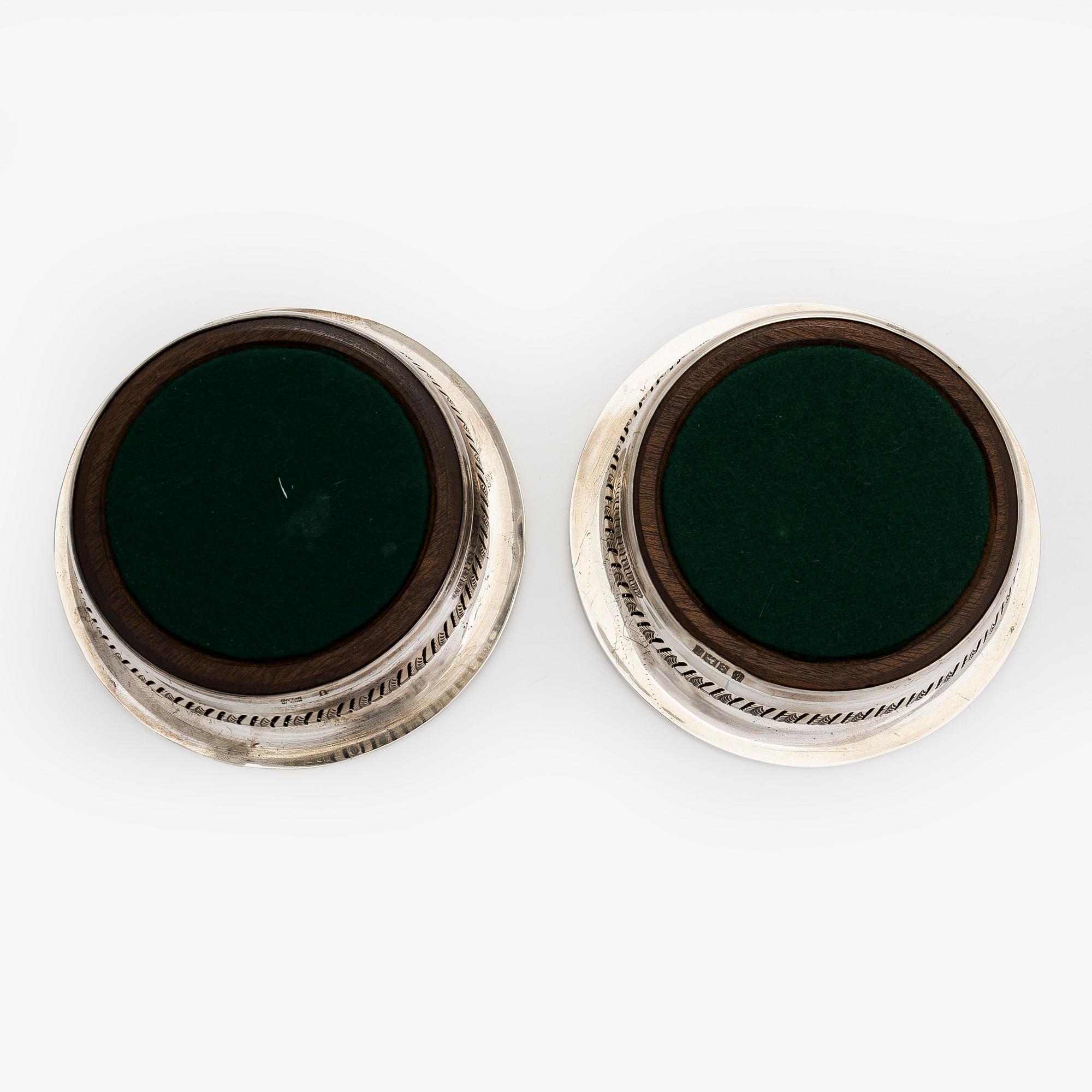 Barker Ellis Silver Co, Coasters, ett par, sterlingsilver och trä,Birmingham 1968.