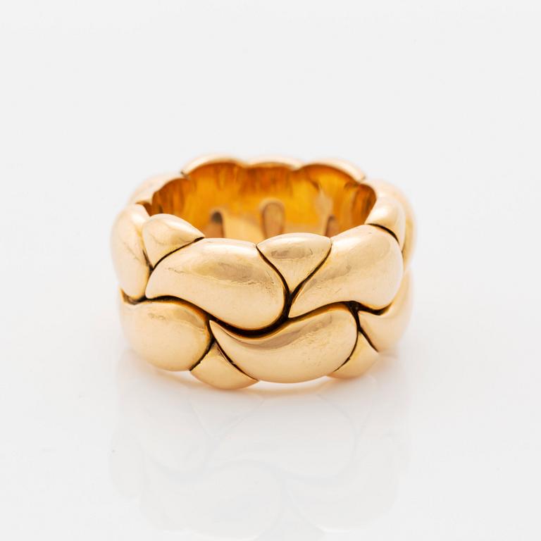 An 18K gold Chopard "Casmir" ring.