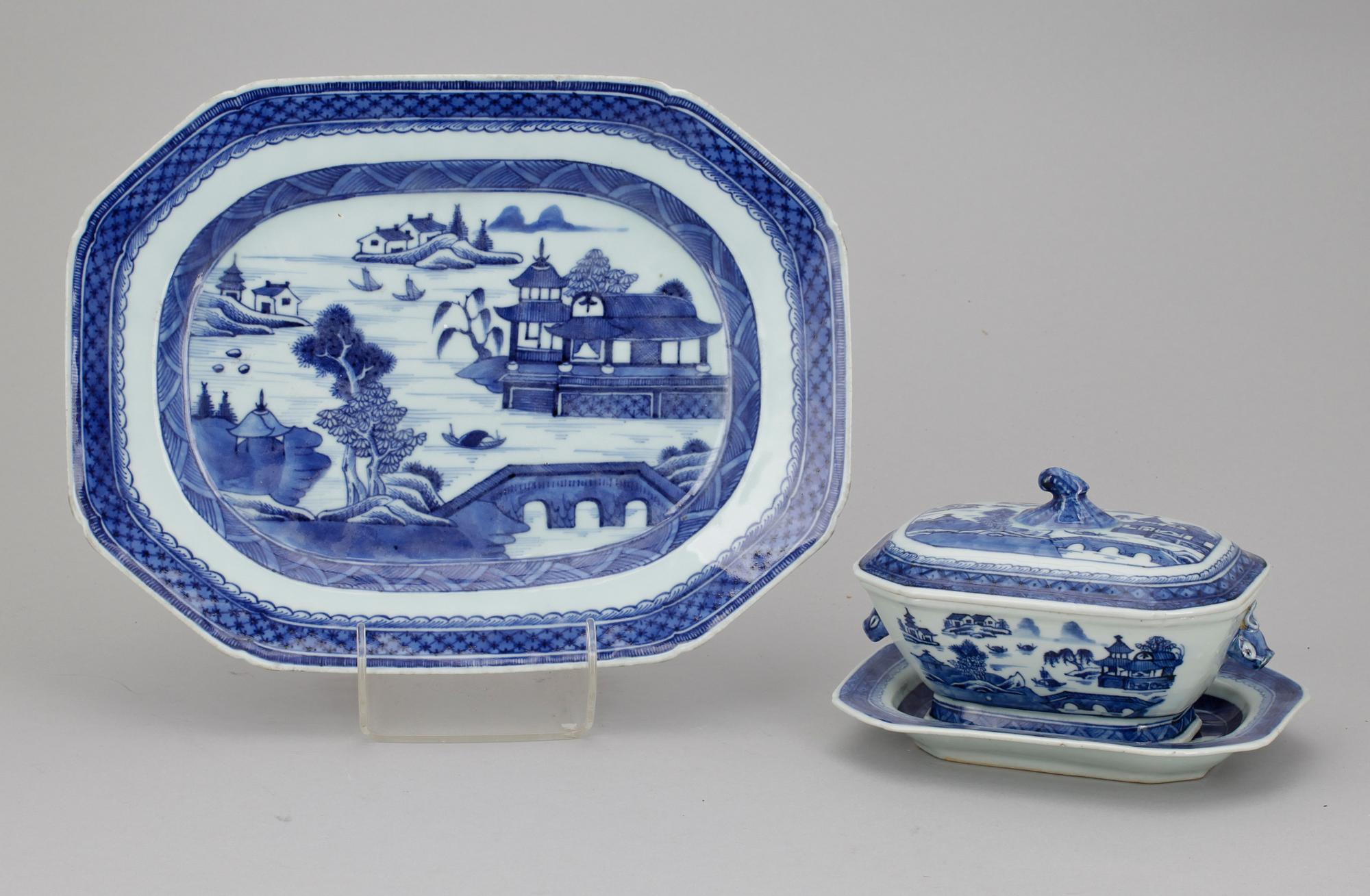 SMÖRTERRIN MED FAT SAMT STEKFAT, porslin, Kina 1800-tal.