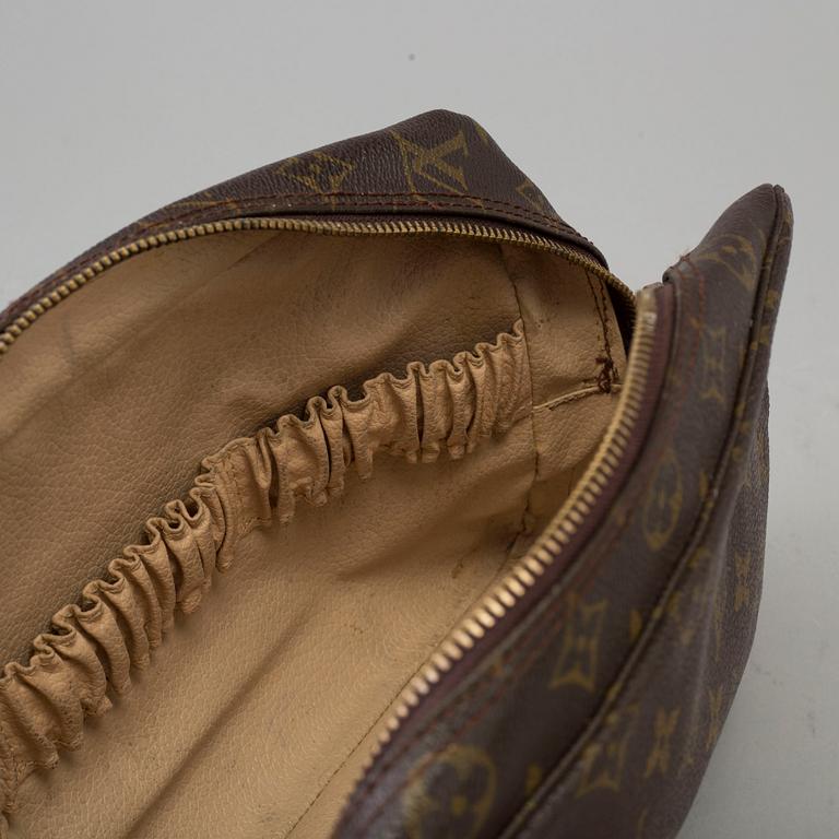 A Louis Vuitton 'Trousse toilette 28' toilet bag.