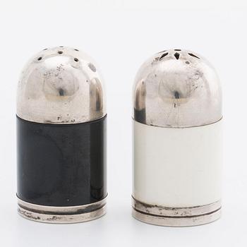 A PAIR OF SWEDISH ART DECO SALT- AND PEPPER SHAKERS, silver, GAB 1936.