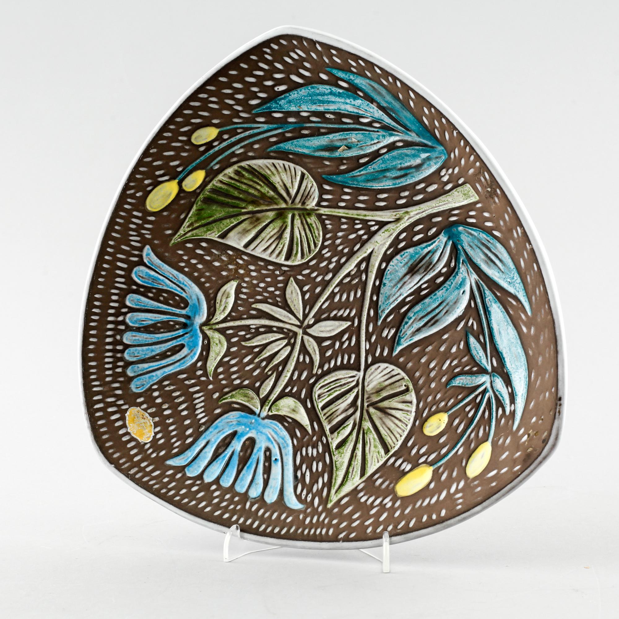 An earthenware dish by Mari Simmulsson for Upsala Ekeby, third quarter of the 20th century.