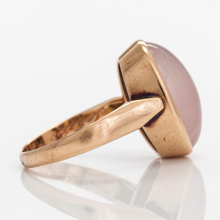 Ring, 14K guld med en cabochon slipad rosenkvarts, Korutuote Oy,  1958.