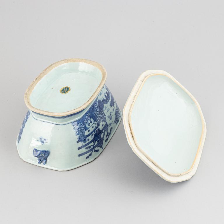 A blue and white tureen with cover, Qing dynasty, Jiaqing.
