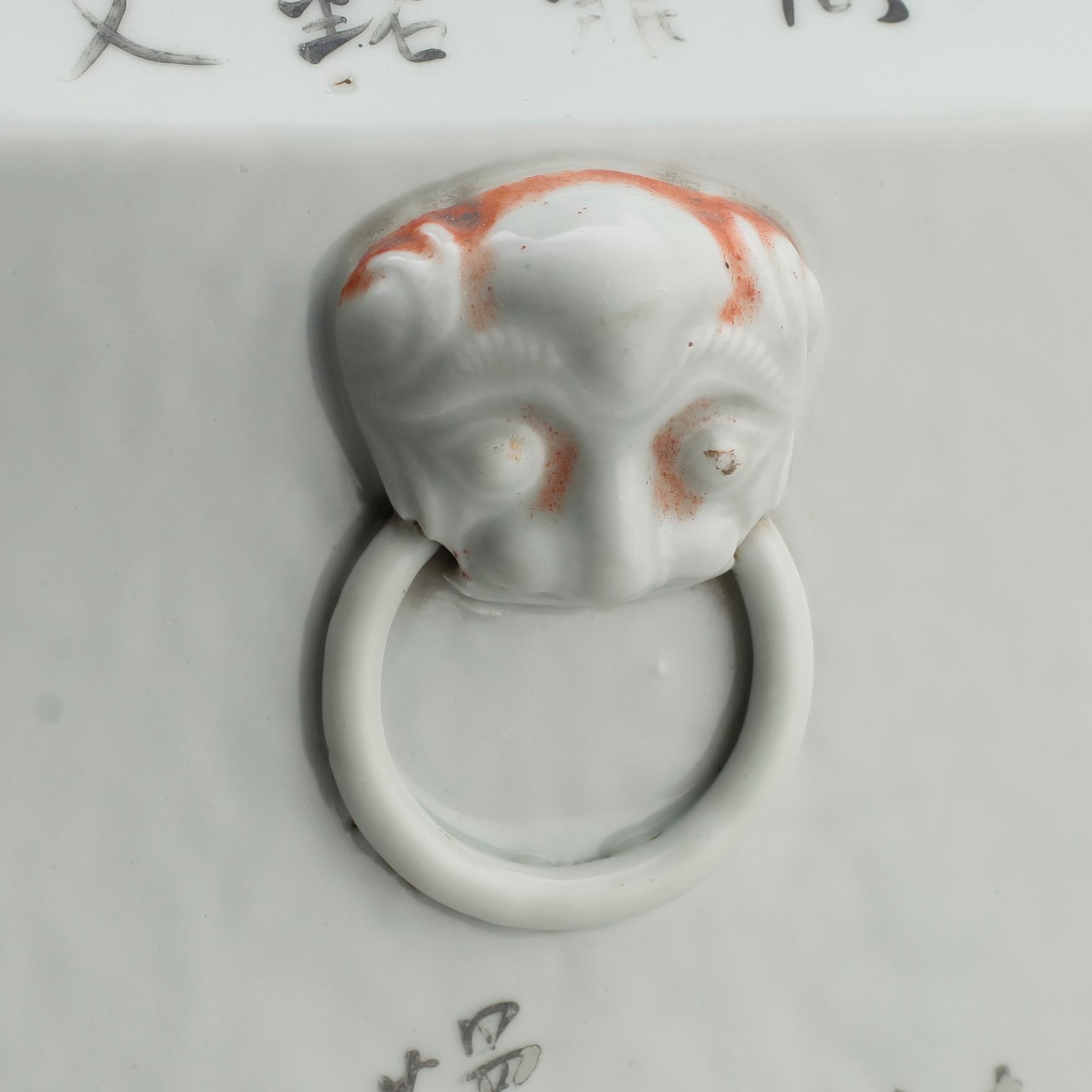 A squared famille rose vase, late Qing dynasty (1644-1912).