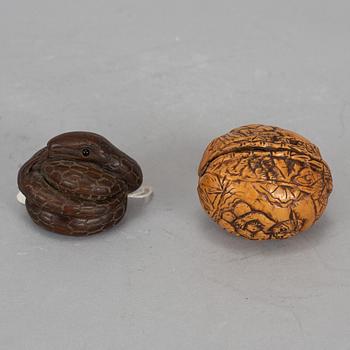 A Japanese netsuke and walnut, 20th century.