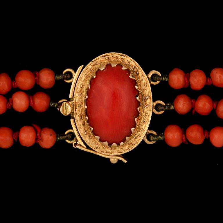 COLLIER, korallpärlor, lås 18k guld med korall, trol omkring 1800/1900.