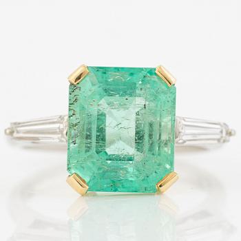 Ring 18K gold and white gold with an emerald-cut emerald and trapeze-cut diamonds.