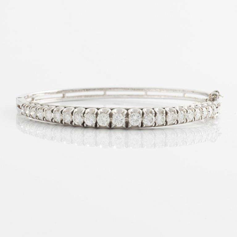 14K gold bangle with round brilliant-cut diamonds.