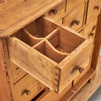 A pine chaest of drawers, early 20th Century.