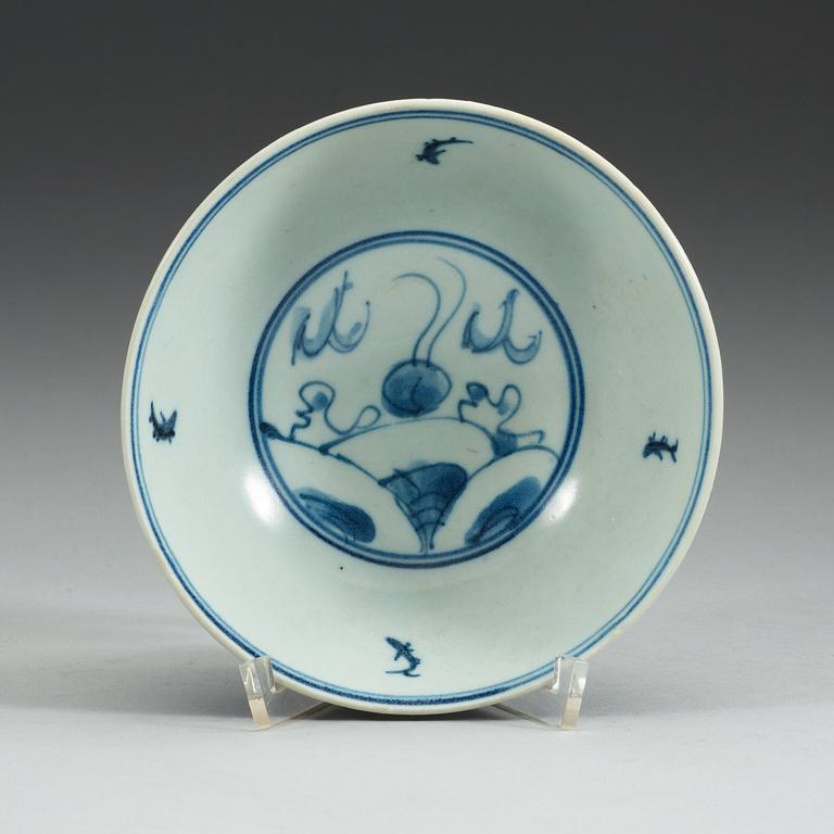 A blue and white Transitional bowl, 17th Century.