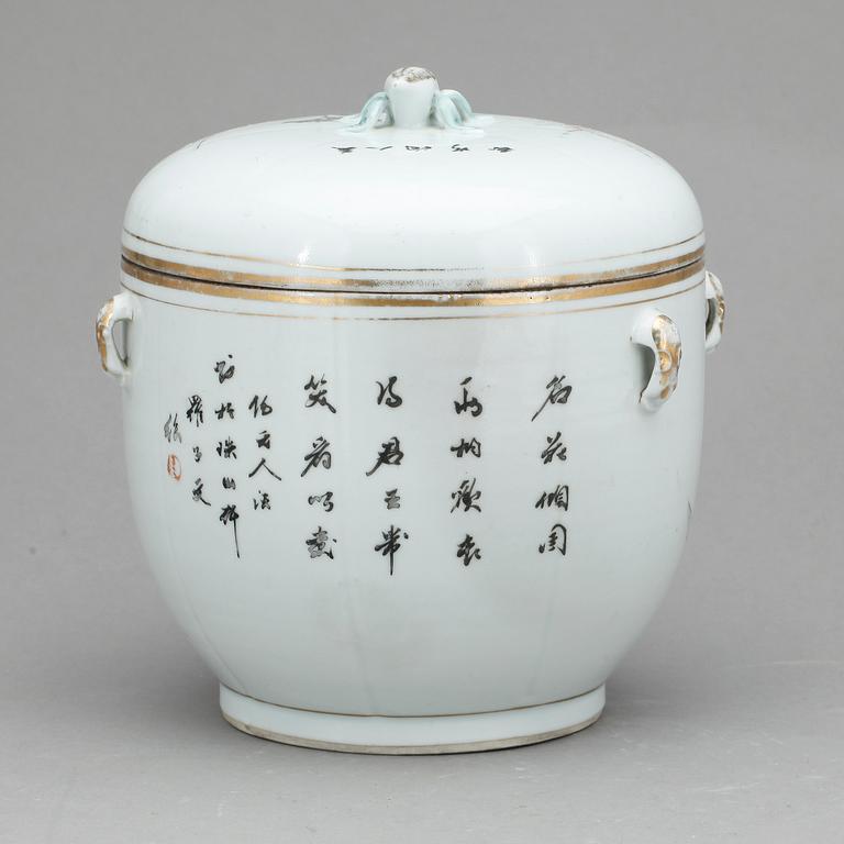 KÄRL MED LOCK, porslin, Kina, 1800/1900-tal.