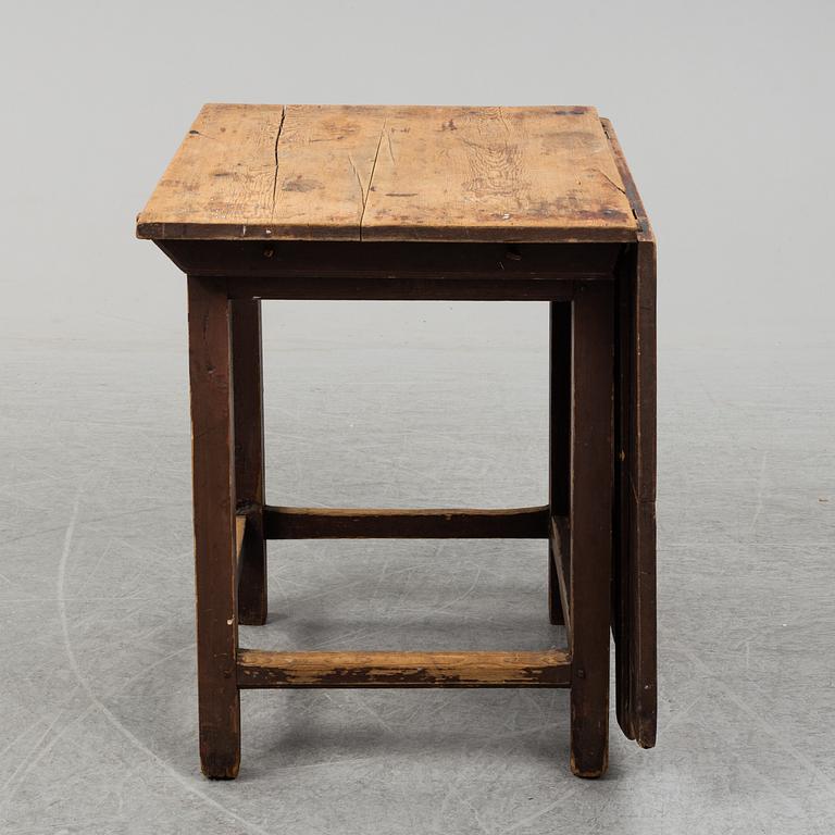 A painted pine gate-leg table, 19th Century.