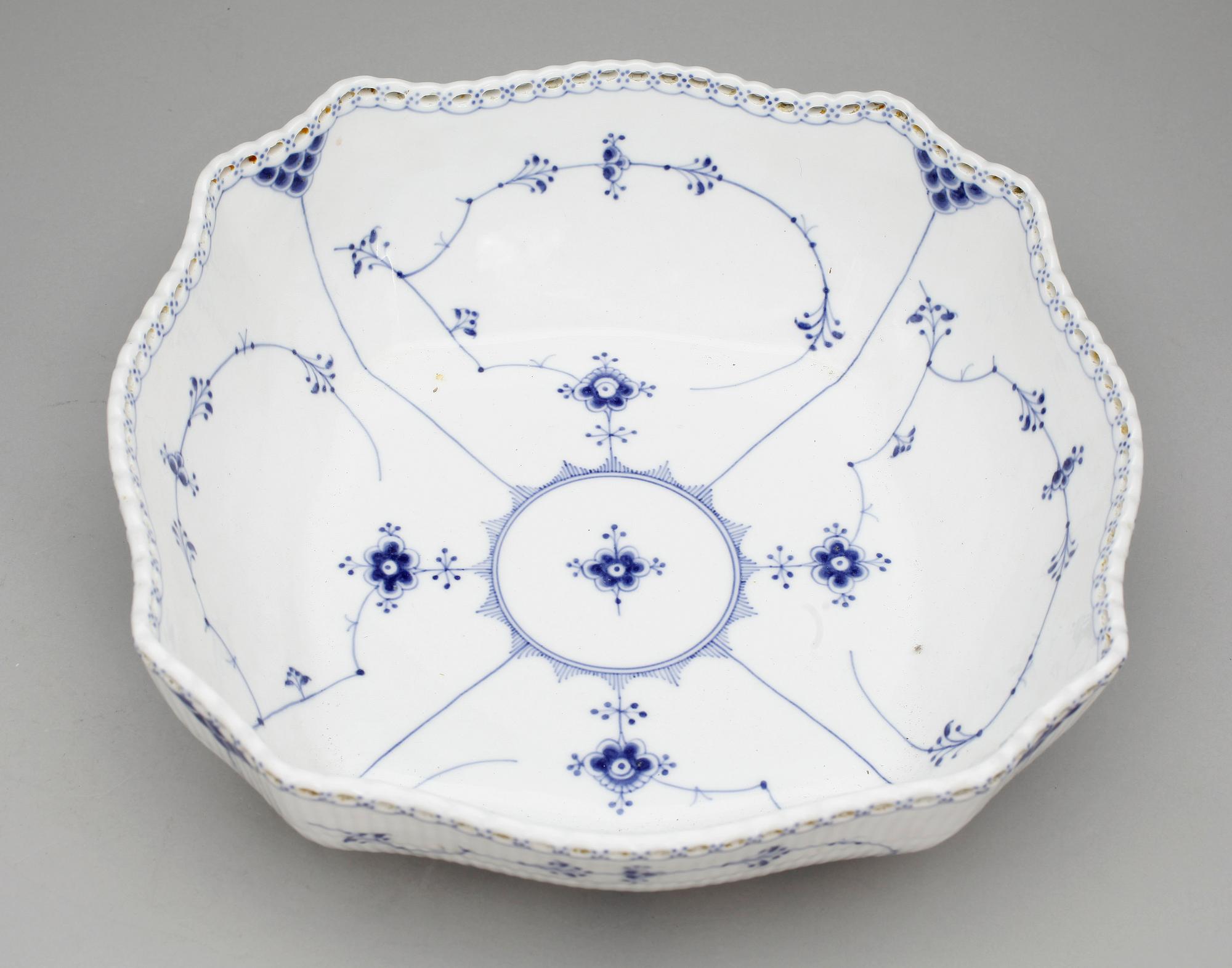 SERVISDELAR, 13 delar, porslin, Royal Copenhagen, "Musselmalet", 1900-tal.