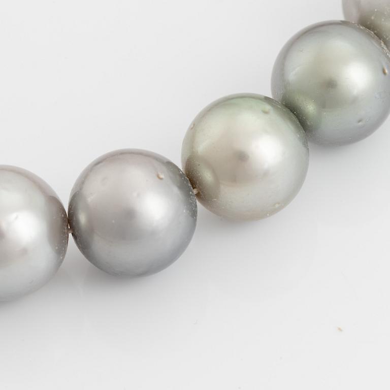 Collier med odlade Tahitipärlor och lås 18K vitguld med briljantslipade diamanter totalt ca 1,5 ct.