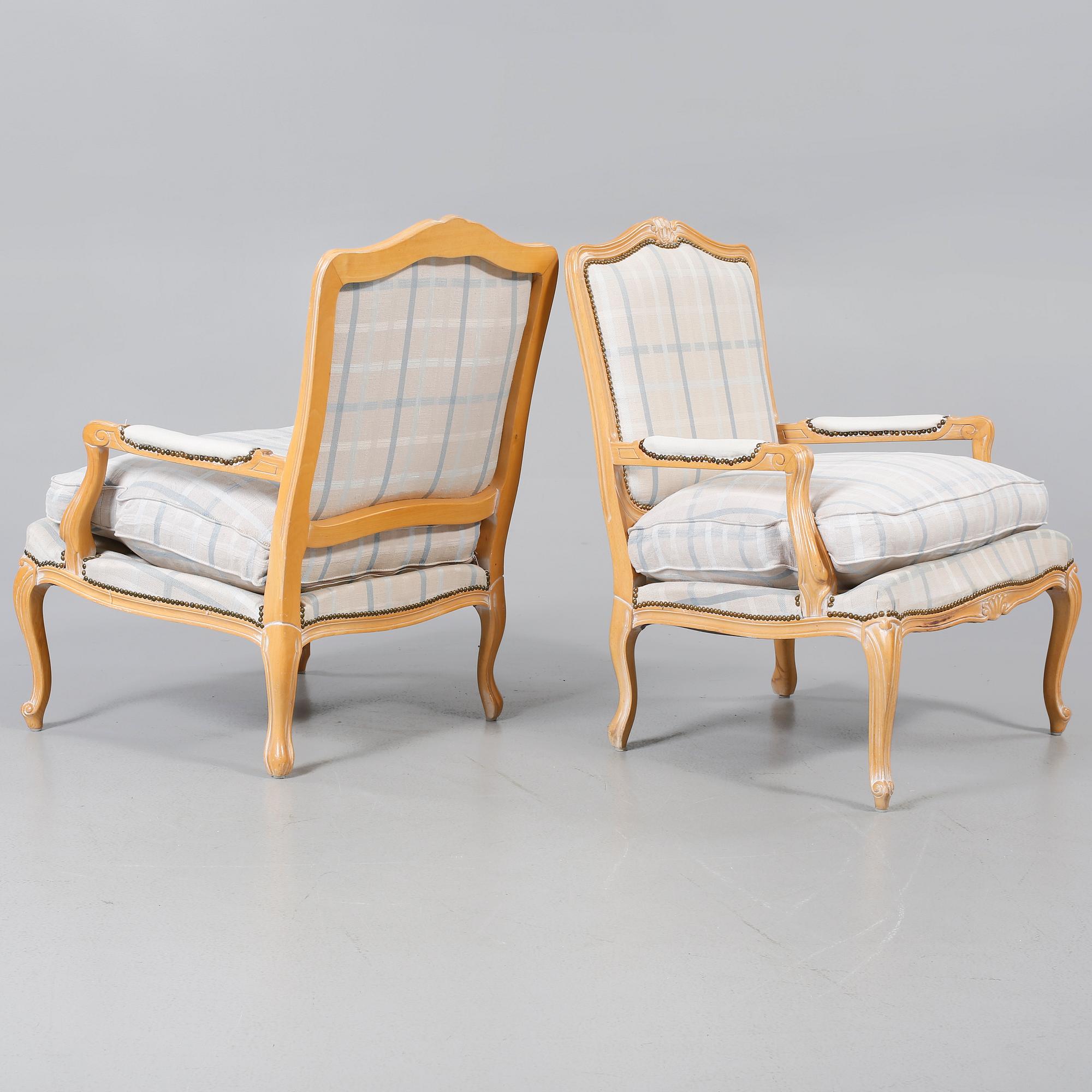KARMSTOLAR, ett par, Louis XV-stil, 1900-talets andra hälft.