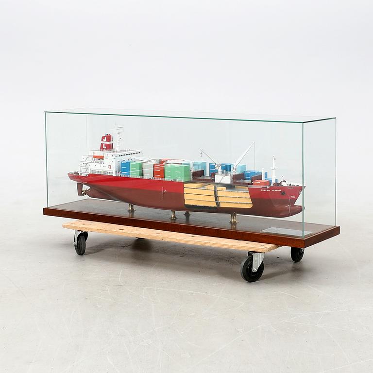 M/S Reefer Jambu, delivered in 1985, shipping company model in display case.